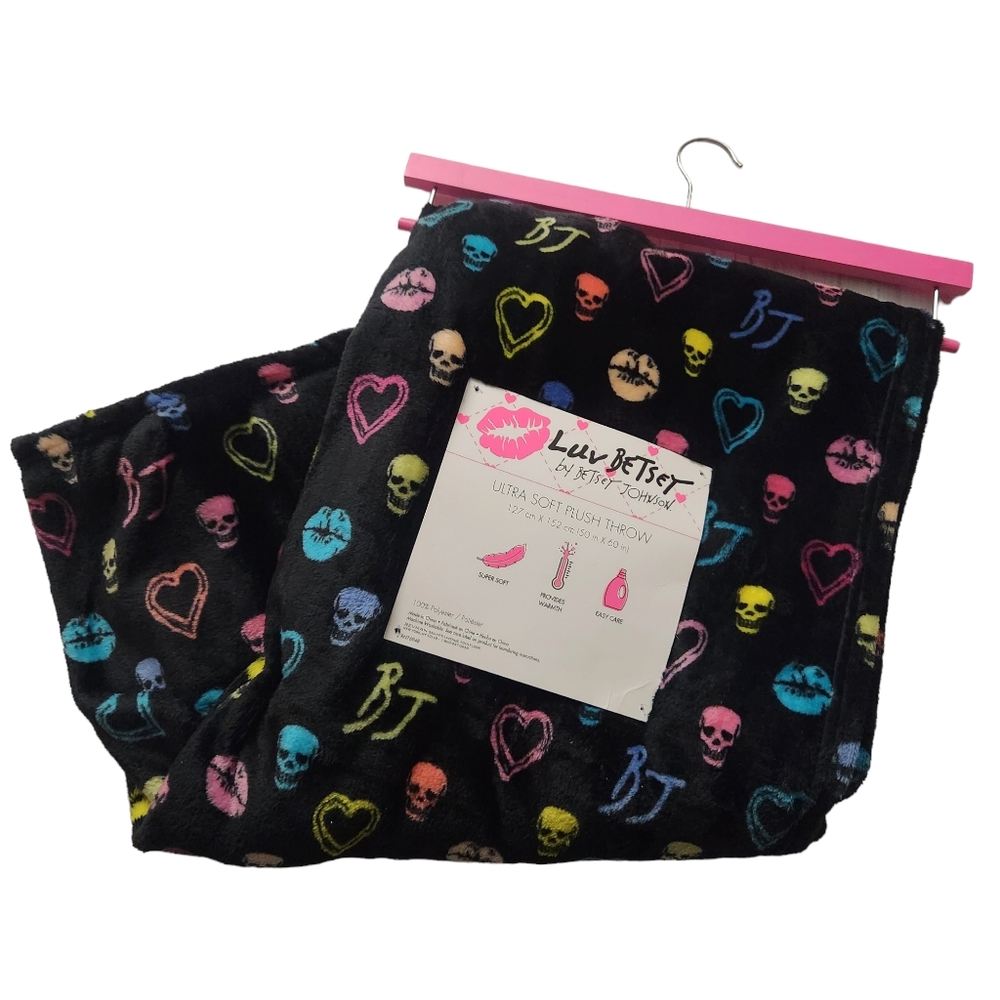 Betsey Johnson Ultra Soft Plush Throw Blanket 50x60” Rainbow Skulls and Hearts